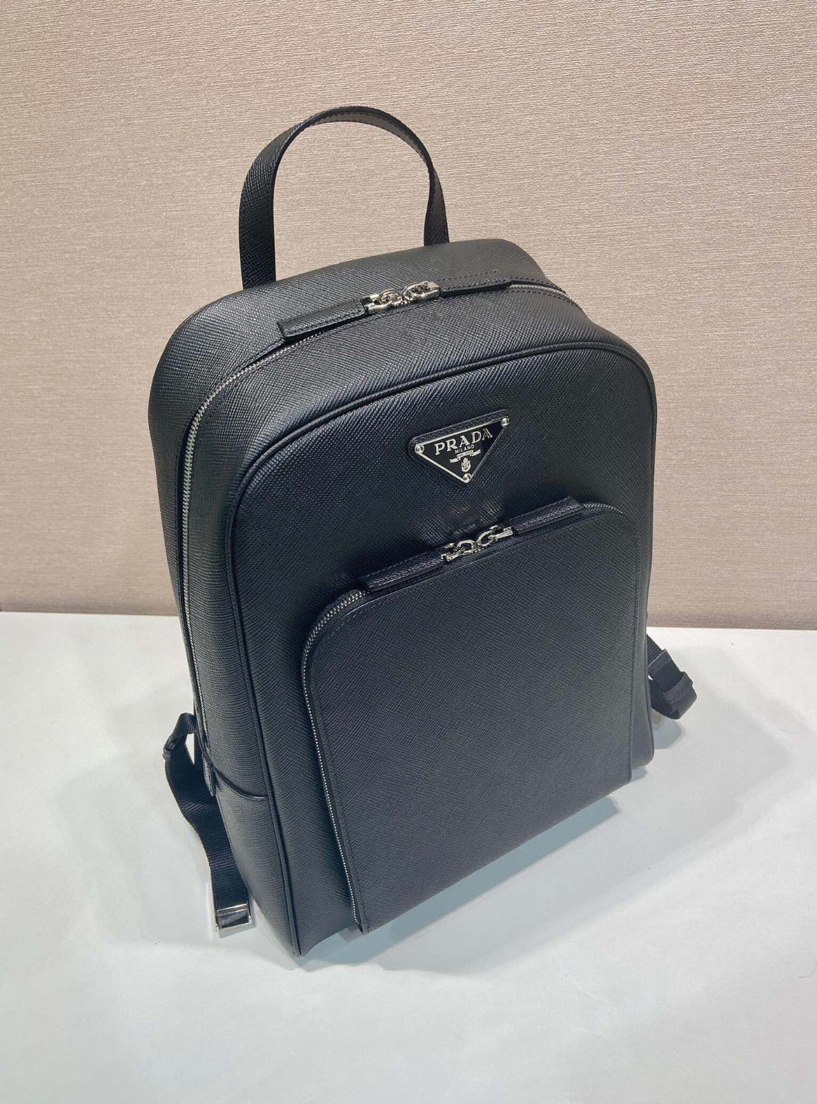 Mochila Couro Preto com Placa Triangular