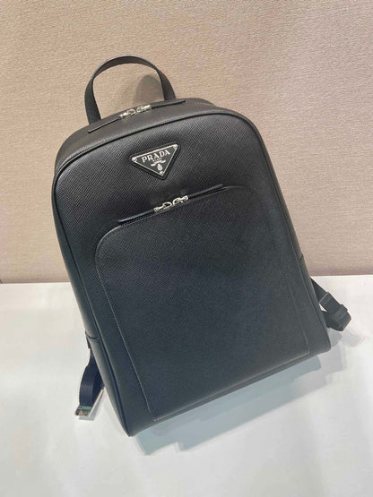 Mochila Couro Preto com Placa Triangular