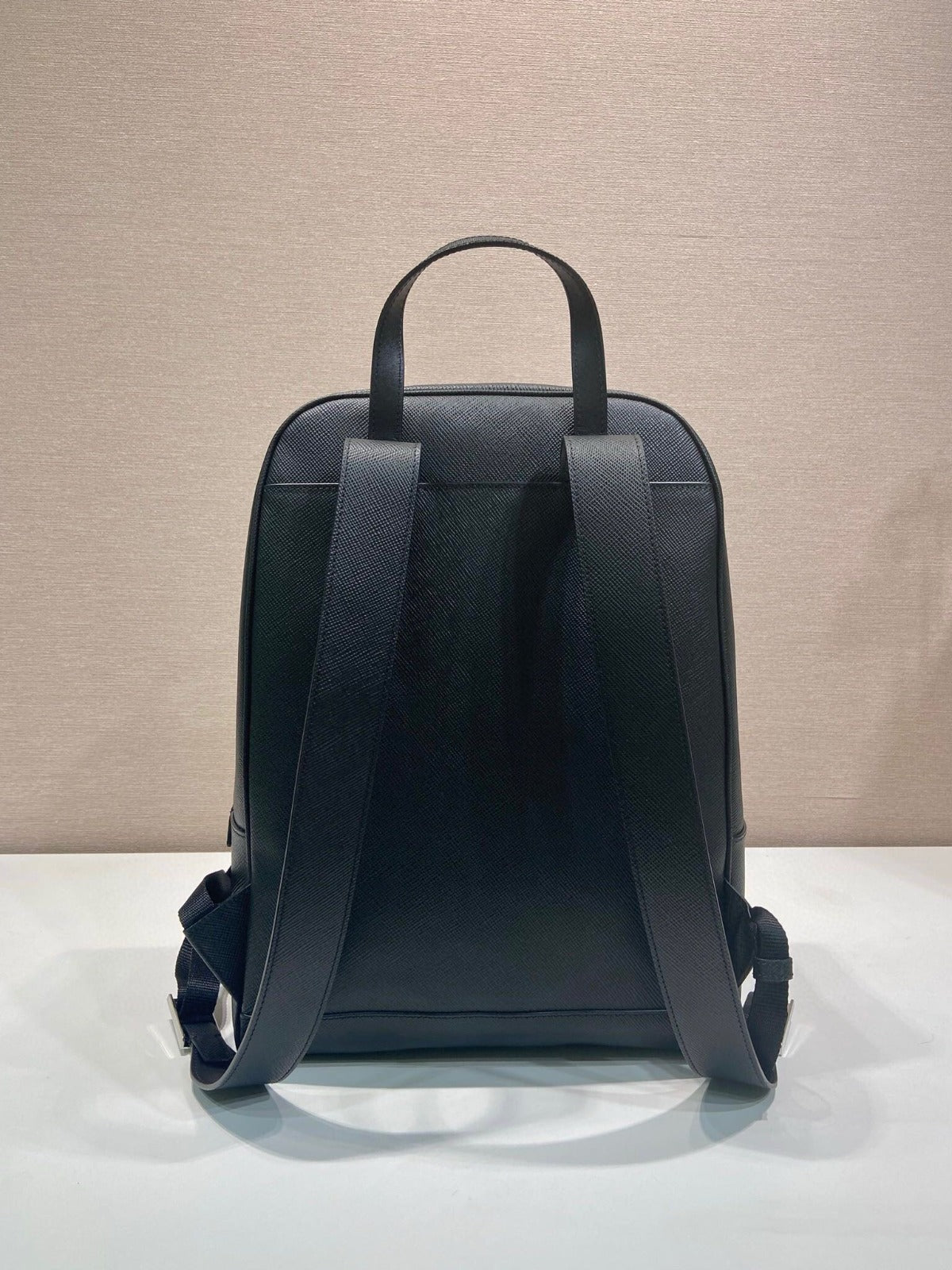 Mochila Couro Preto com Placa Triangular