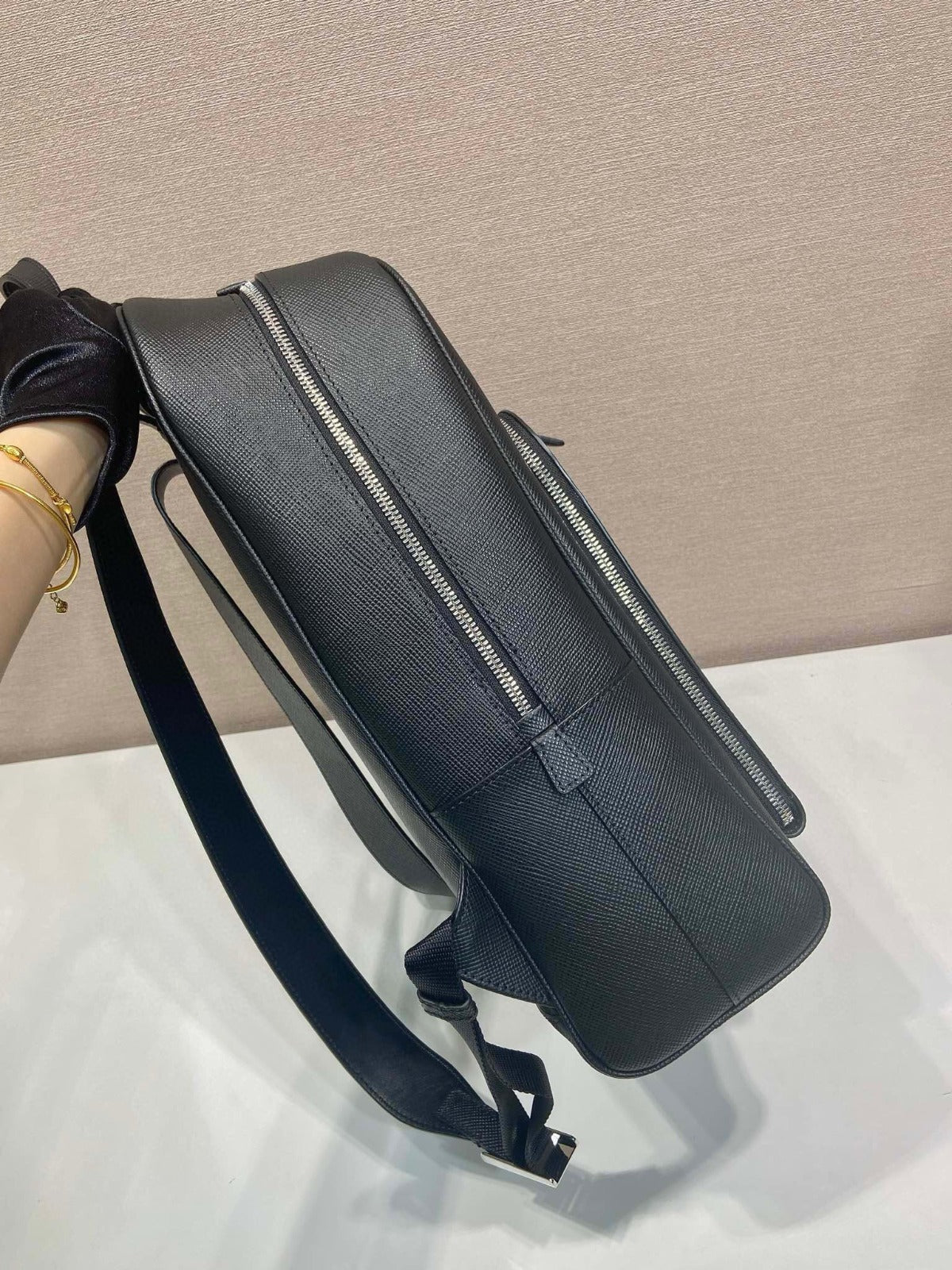Mochila Couro Preto com Placa Triangular