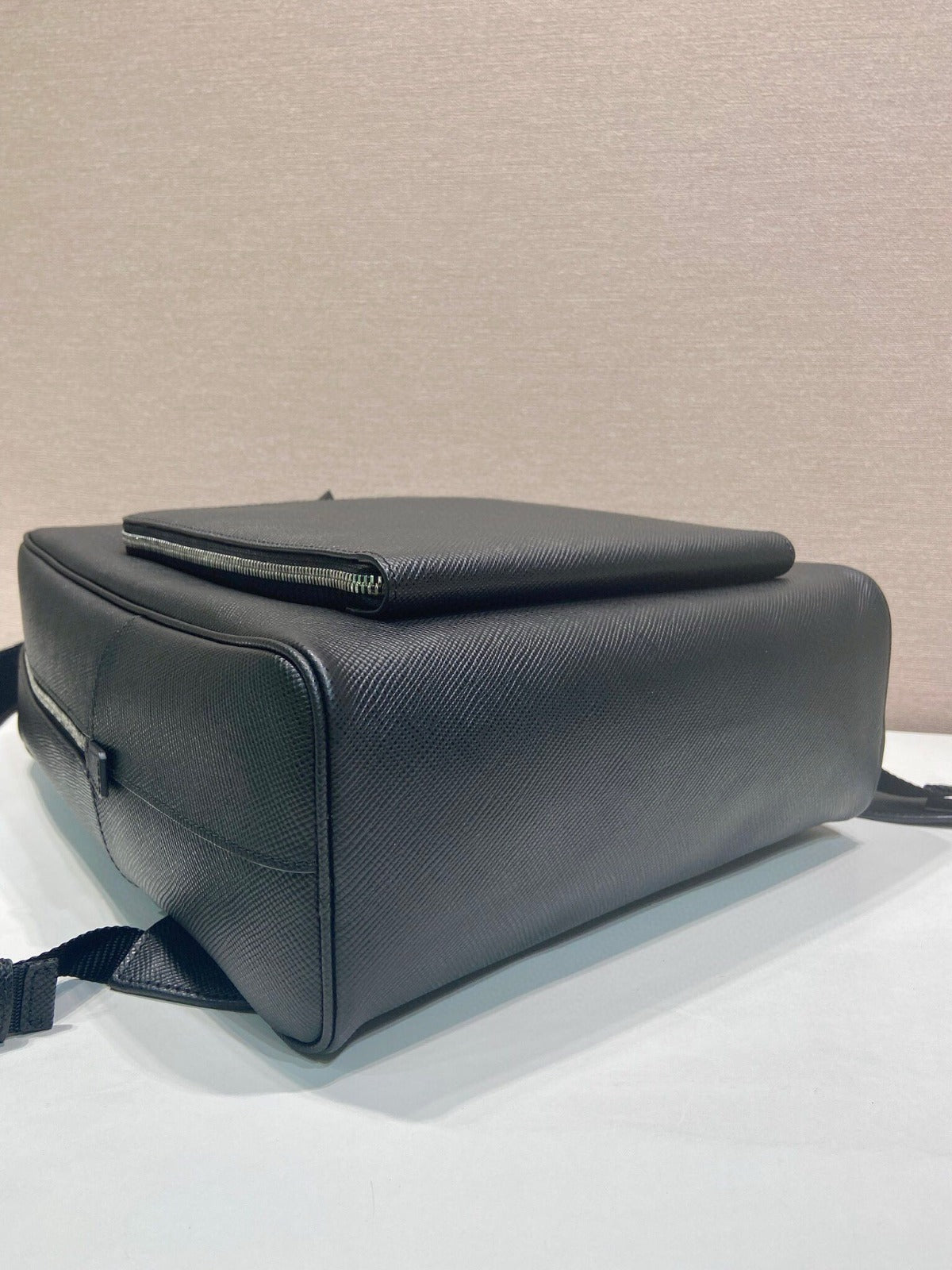 Mochila Couro Preto com Placa Triangular