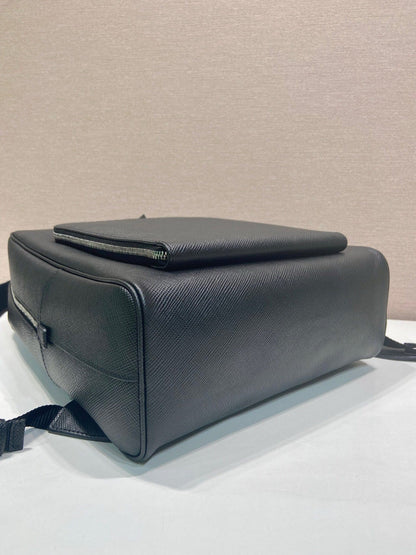 Mochila Couro Preto com Placa Triangular