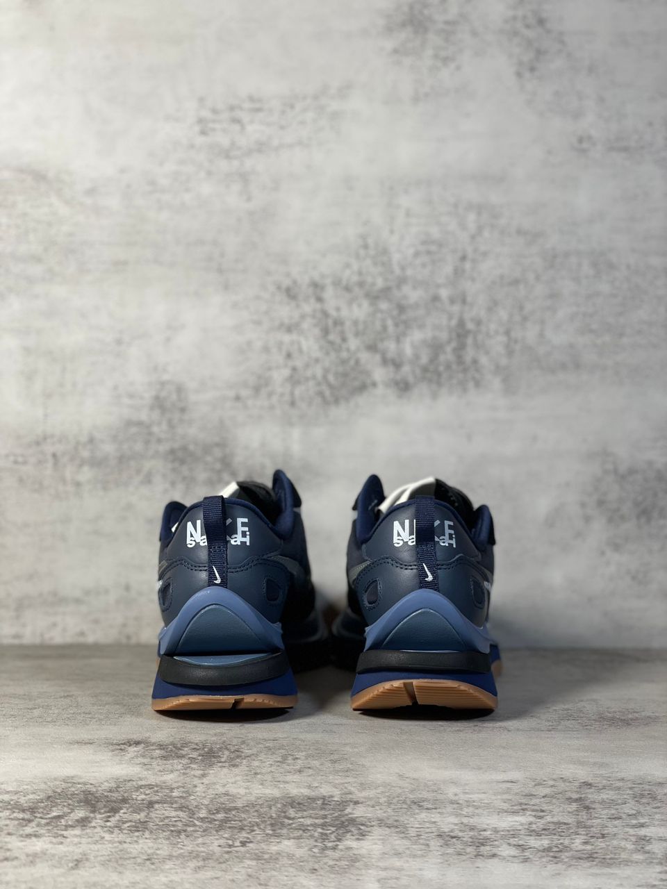 Tênis Runner Malha e Nylon Cinza Detalhes Contrastantes