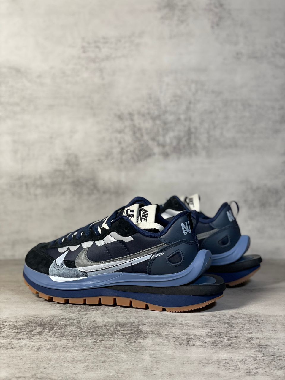 Tênis Runner Malha e Nylon Cinza Detalhes Contrastantes