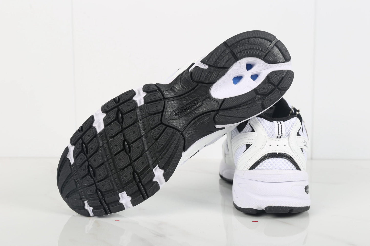 Tênis Runner Malha Branco Detalhe Preto