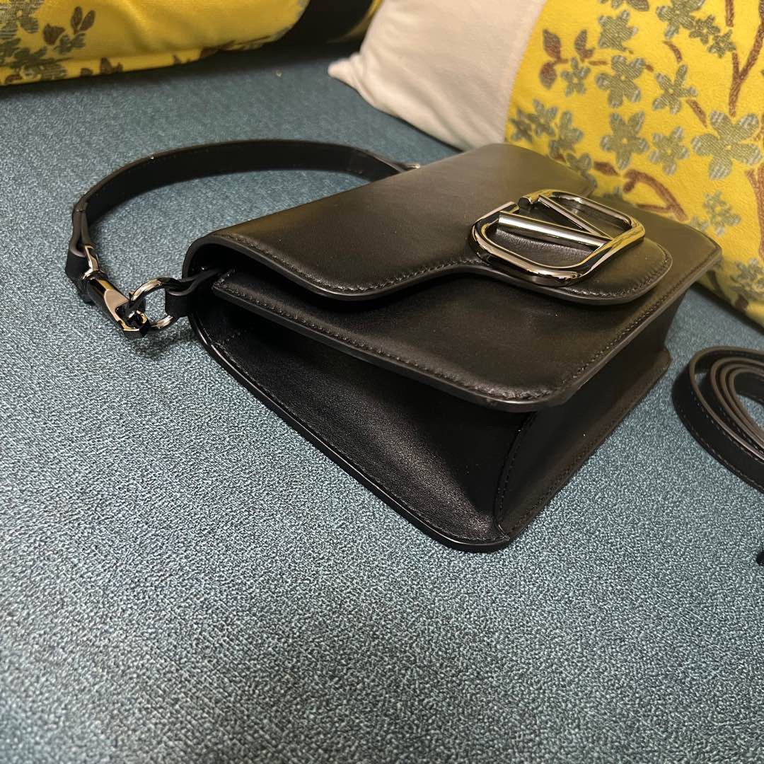 Bolsa de Ombro Couro Preto com Pala Frontal Estruturada