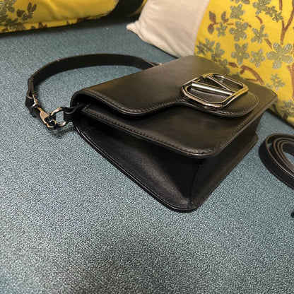 Bolsa de Ombro Couro Preto com Pala Frontal Estruturada