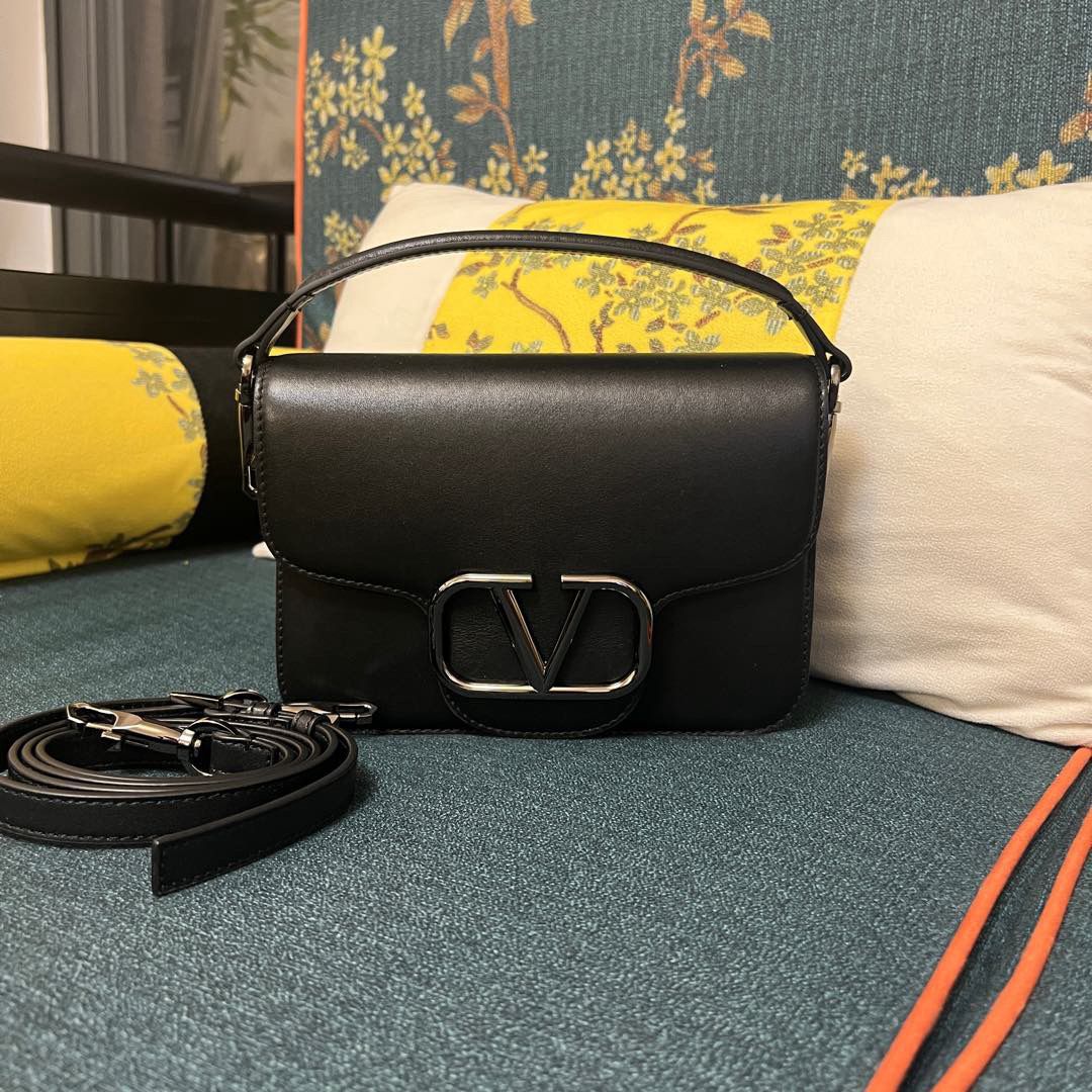 Bolsa de Ombro Couro Preto com Pala Frontal Estruturada