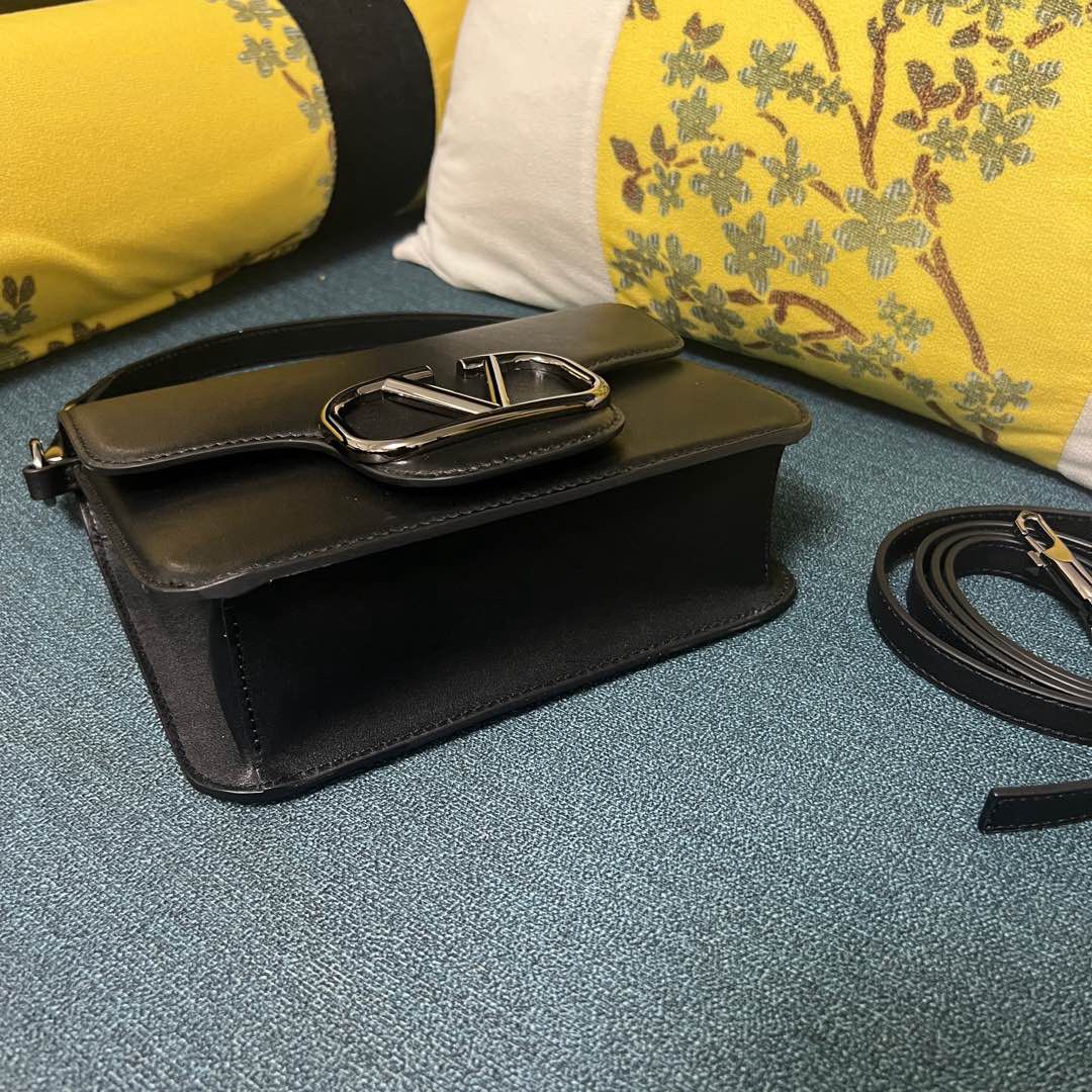 Bolsa de Ombro Couro Preto com Pala Frontal Estruturada
