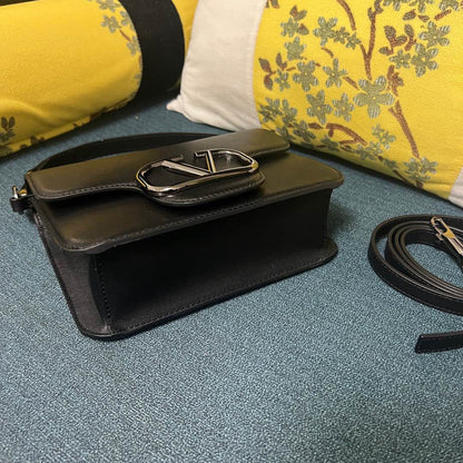 Bolsa de Ombro Couro Preto com Pala Frontal Estruturada