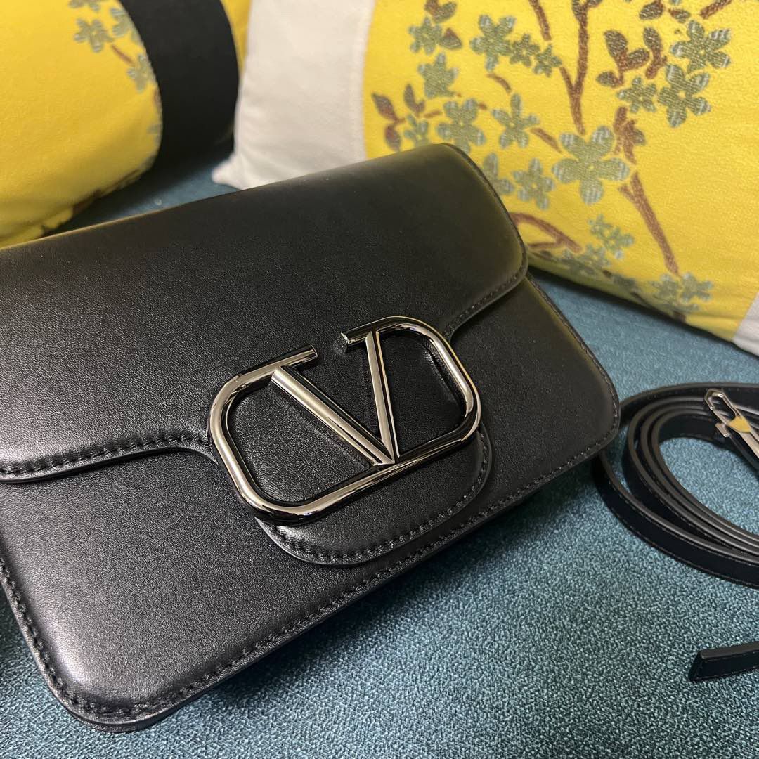 Bolsa de Ombro Couro Preto com Pala Frontal Estruturada