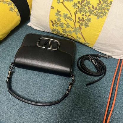 Bolsa de Ombro Couro Preto com Pala Frontal Estruturada