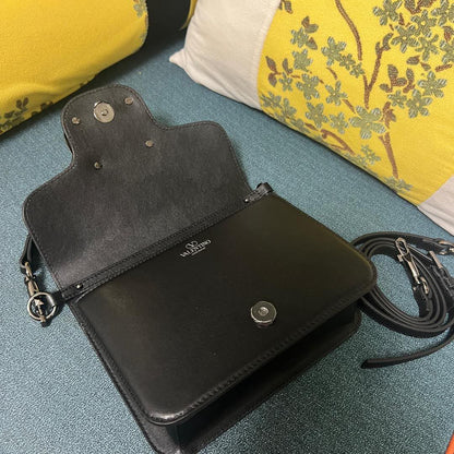 Bolsa de Ombro Couro Preto com Pala Frontal Estruturada