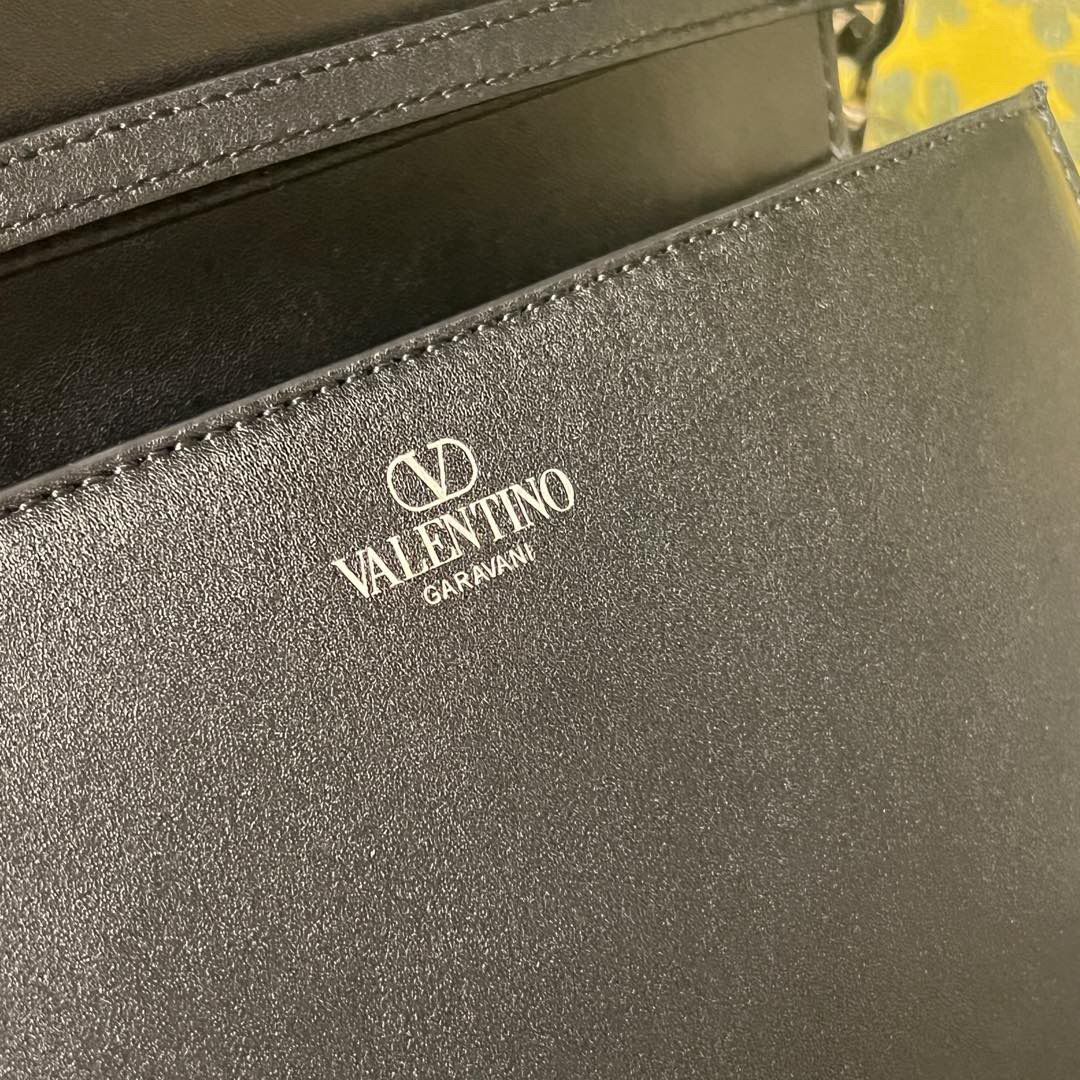 Bolsa de Ombro Couro Preto com Pala Frontal Estruturada