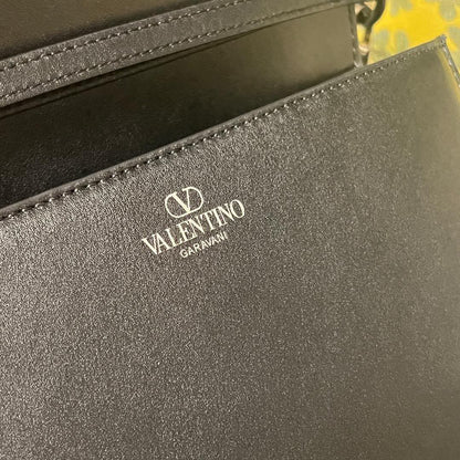 Bolsa de Ombro Couro Preto com Pala Frontal Estruturada