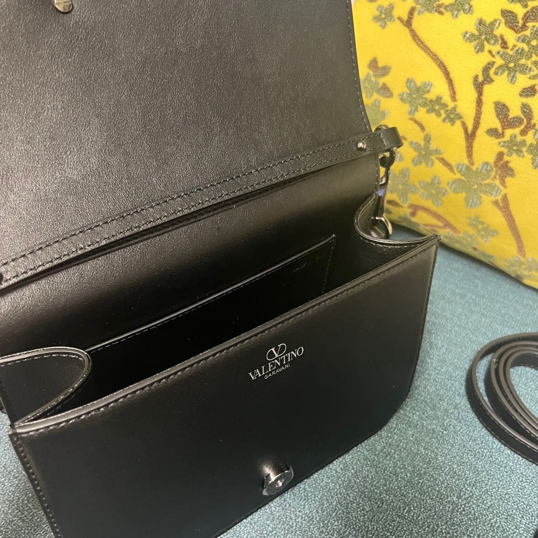 Bolsa de Ombro Couro Preto com Pala Frontal Estruturada
