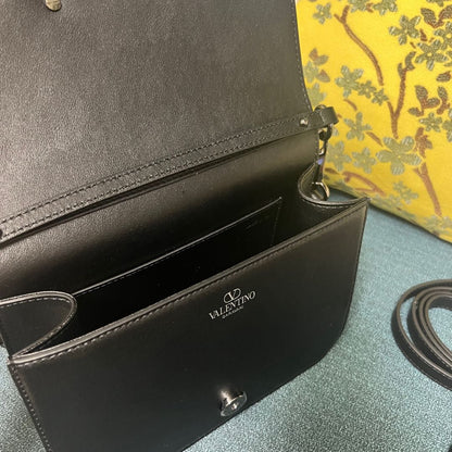 Bolsa de Ombro Couro Preto com Pala Frontal Estruturada