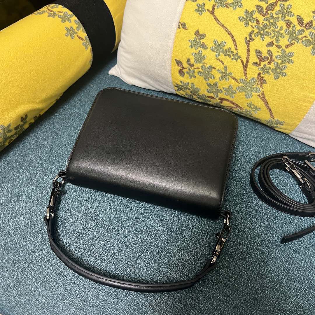 Bolsa de Ombro Couro Preto com Pala Frontal Estruturada