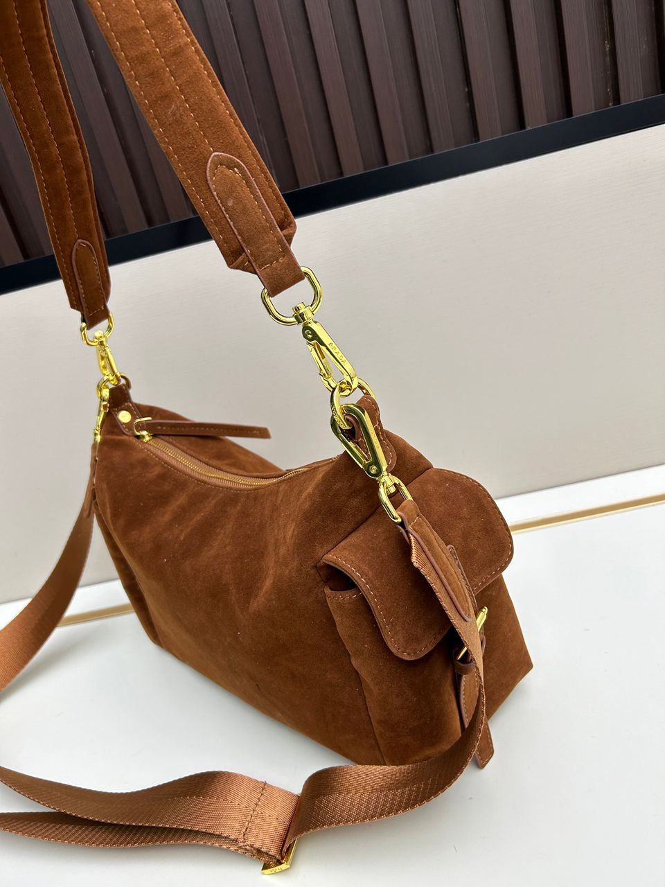 Bolsa Satchel Camurça Marrom Placa Triangular