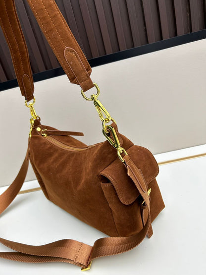 Bolsa Satchel Camurça Marrom Placa Triangular