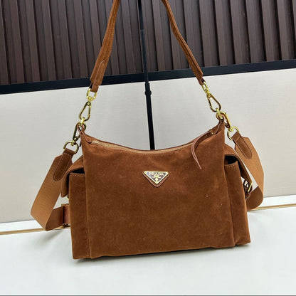 Bolsa Satchel Camurça Marrom Placa Triangular