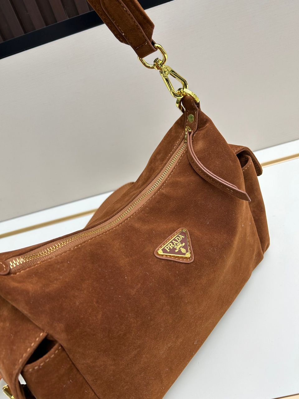 Bolsa Satchel Camurça Marrom Placa Triangular