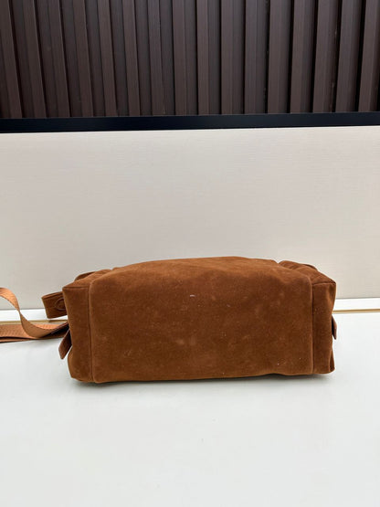 Bolsa Satchel Camurça Marrom Placa Triangular