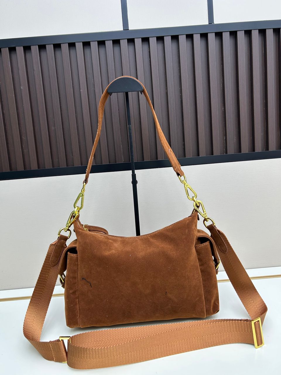 Bolsa Satchel Camurça Marrom Placa Triangular