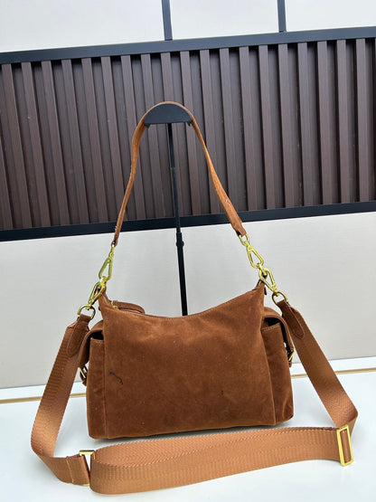 Bolsa Satchel Camurça Marrom Placa Triangular