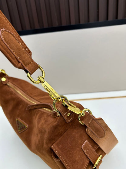 Bolsa Satchel Camurça Marrom Placa Triangular