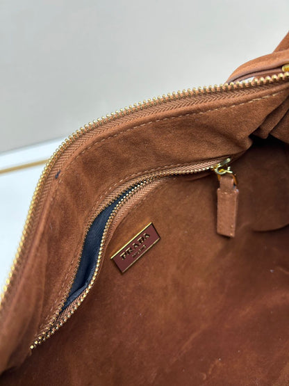 Bolsa Satchel Camurça Marrom Placa Triangular