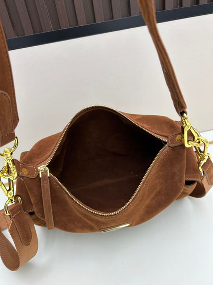 Bolsa Satchel Camurça Marrom Placa Triangular