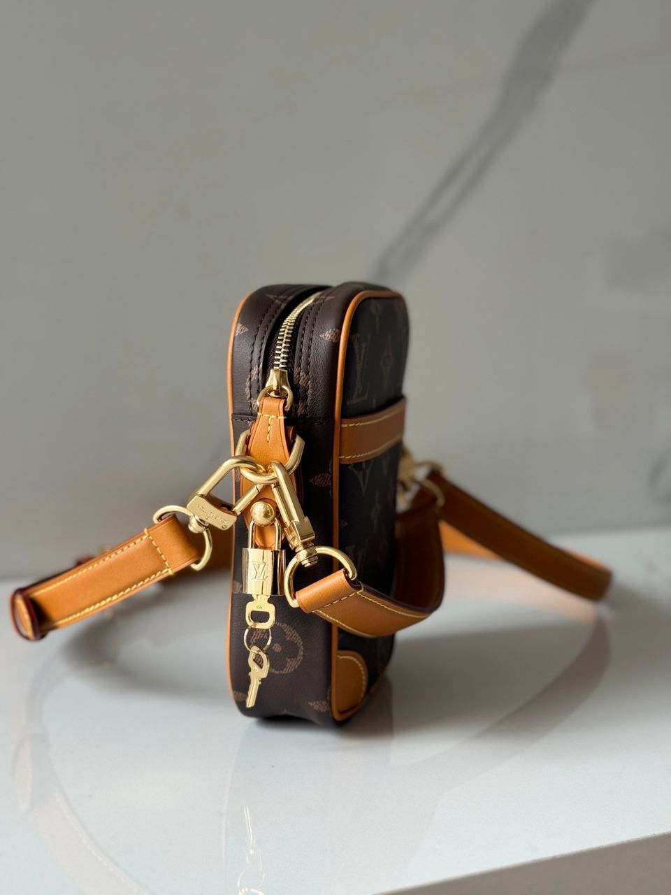 Bolsa Couro Padrão Monograma Geométrico