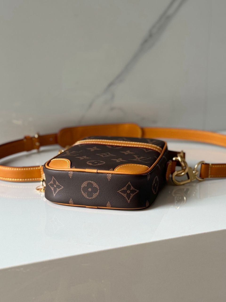 Bolsa Couro Padrão Monograma Geométrico