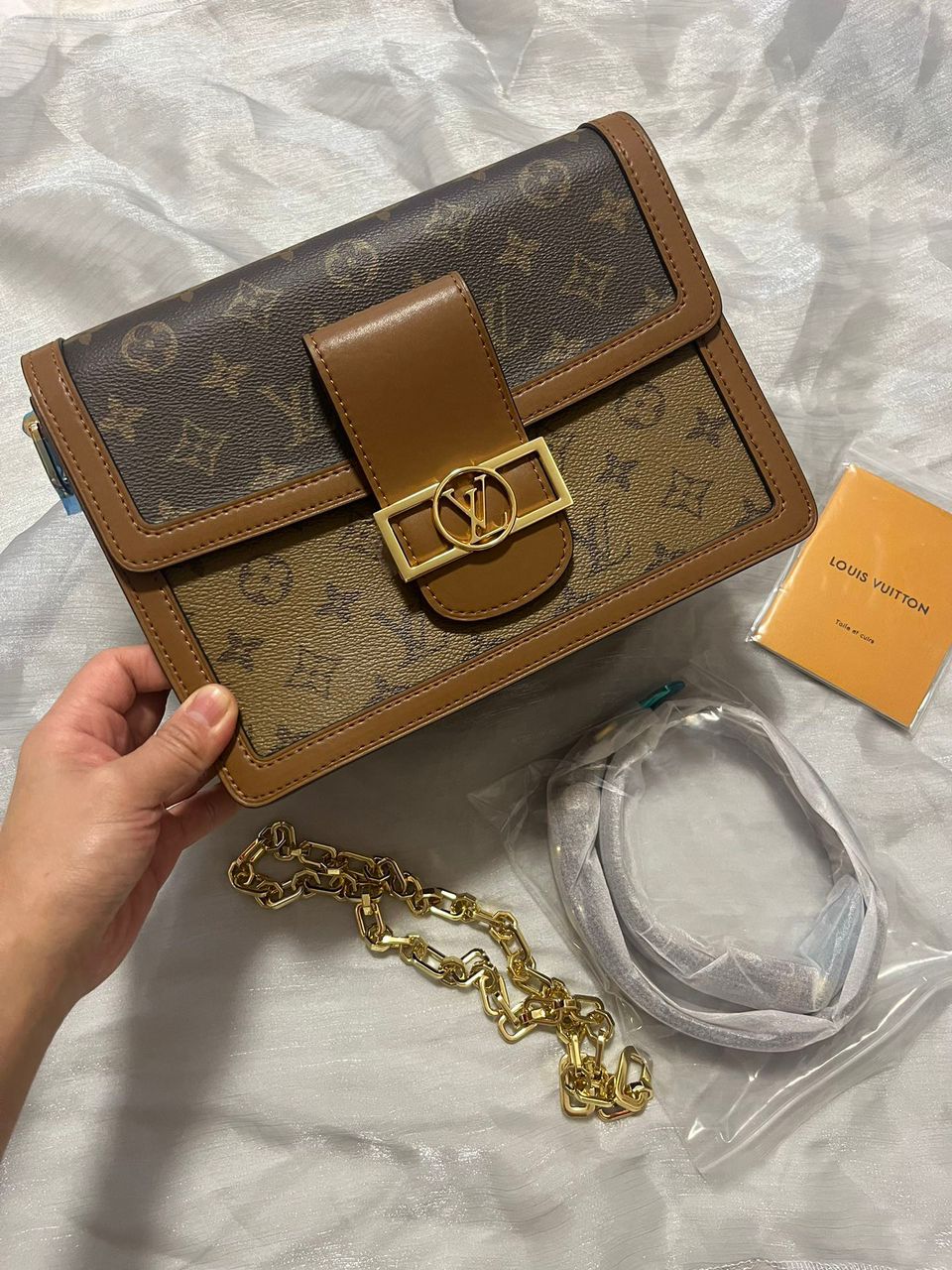 Bolsa Couro Padrão Monograma Geométrico Marrom com Corrente