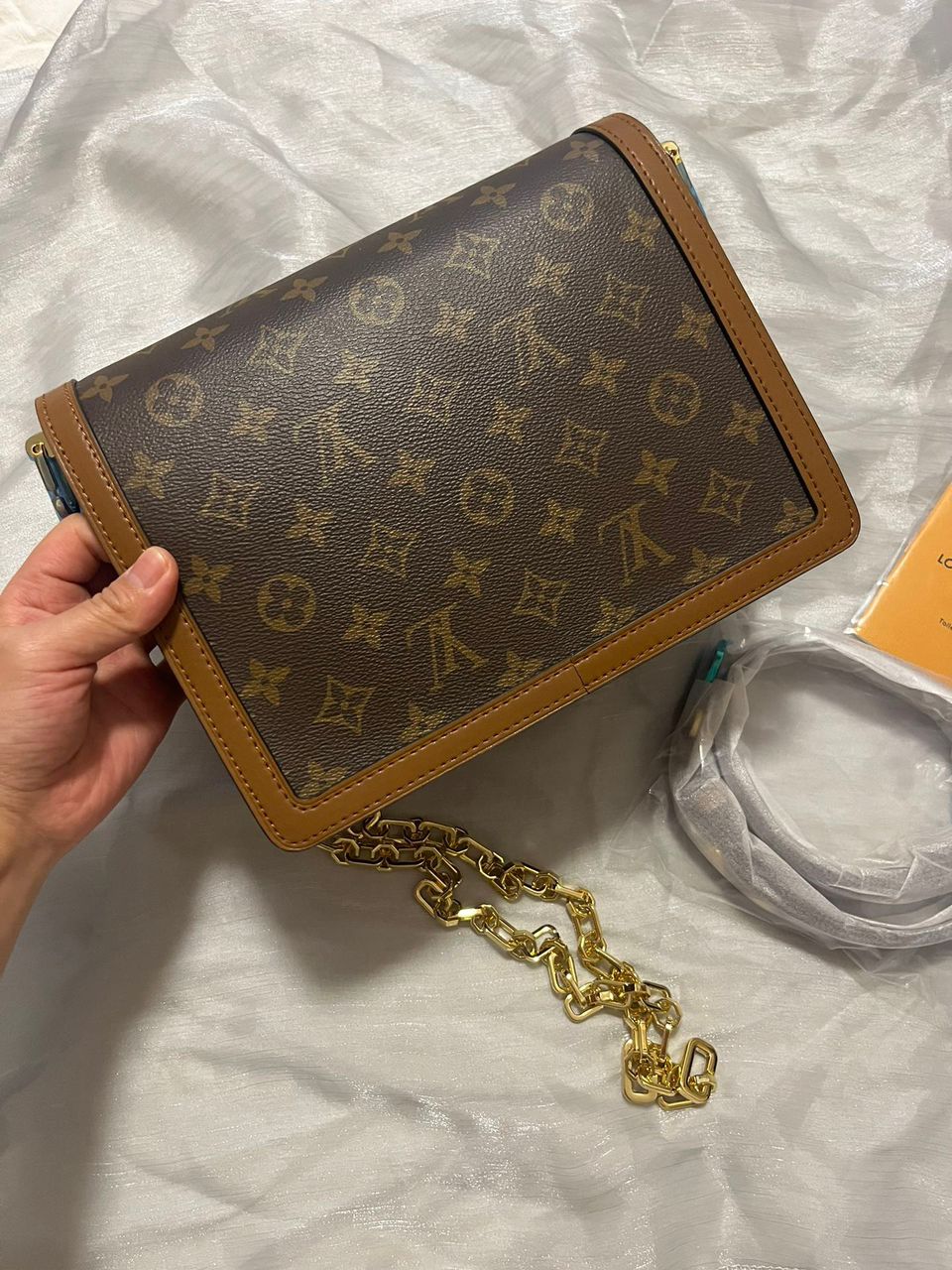 Bolsa Couro Padrão Monograma Geométrico Marrom com Corrente