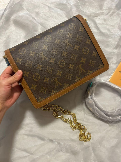 Bolsa Couro Padrão Monograma Geométrico Marrom com Corrente