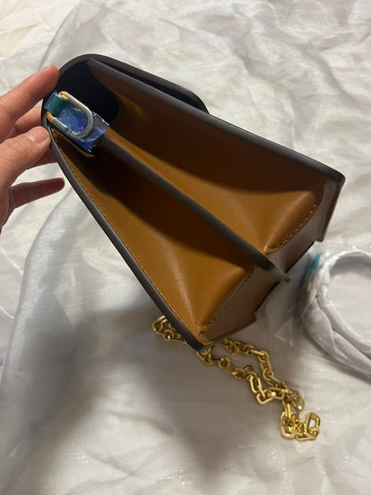 Bolsa Couro Padrão Monograma Geométrico Marrom com Corrente