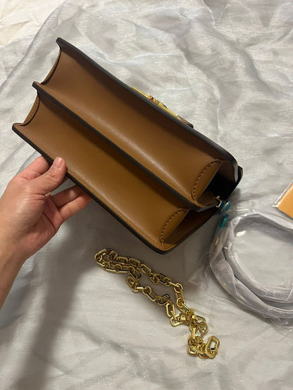 Bolsa Couro Padrão Monograma Geométrico Marrom com Corrente