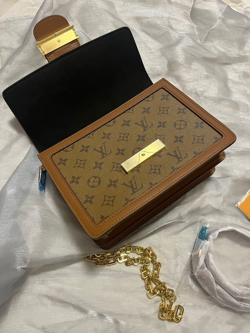 Bolsa Couro Padrão Monograma Geométrico Marrom com Corrente