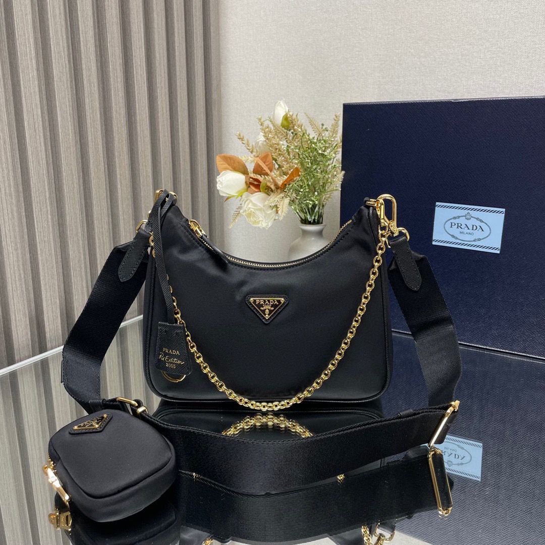 Bolsa Nylon Preto Placa Triangular Dourada Alça Corrente