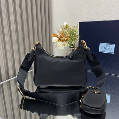 Bolsa Nylon Preto Placa Triangular Dourada Alça Corrente