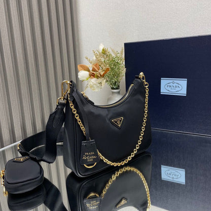 Bolsa Nylon Preto Placa Triangular Dourada Alça Corrente