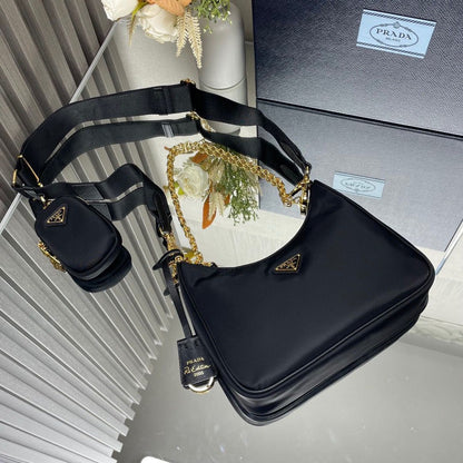 Bolsa Nylon Preto Placa Triangular Dourada Alça Corrente