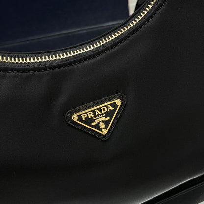 Bolsa Nylon Preto Placa Triangular Dourada Alça Corrente