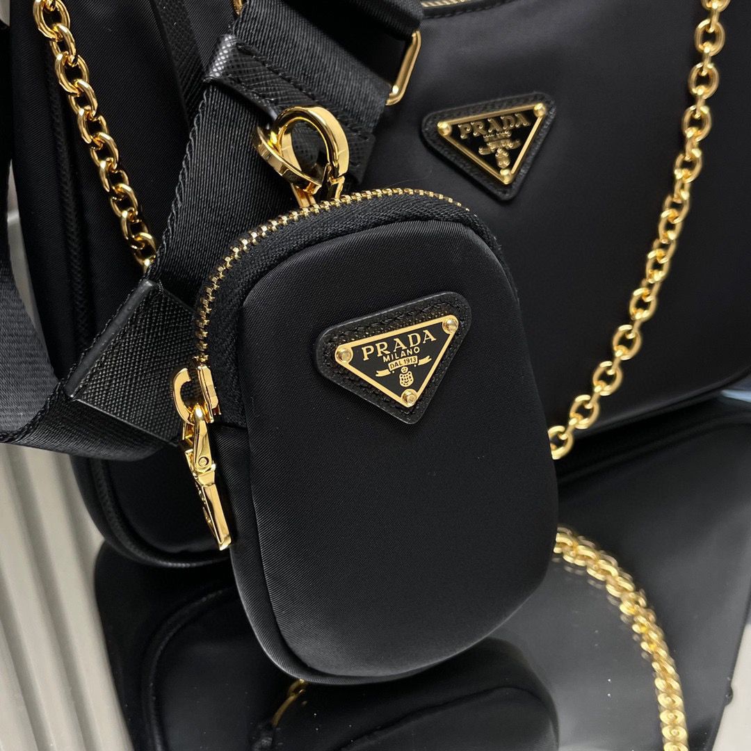 Bolsa Nylon Preto Placa Triangular Dourada Alça Corrente