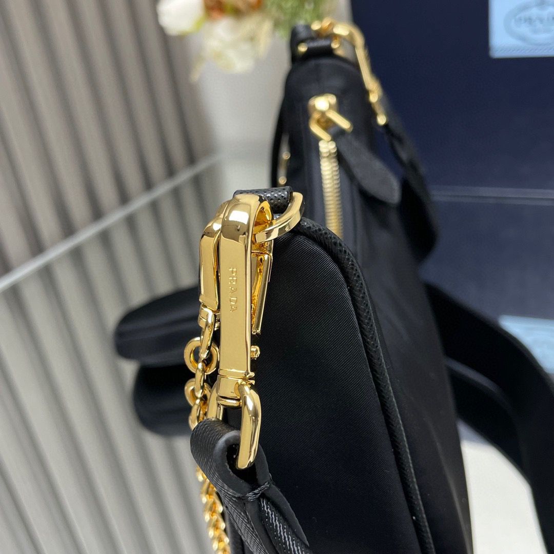 Bolsa Nylon Preto Placa Triangular Dourada Alça Corrente