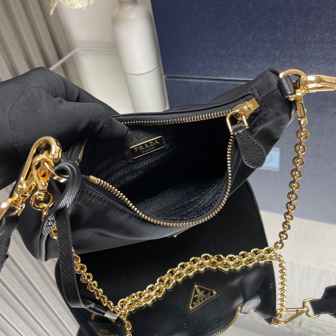 Bolsa Nylon Preto Placa Triangular Dourada Alça Corrente