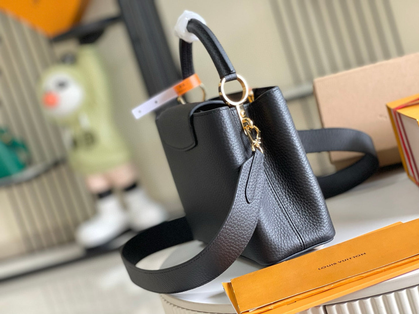 Bolsa Satchel Couro Preto com Fechamento Elegante Tamanho Pequeno