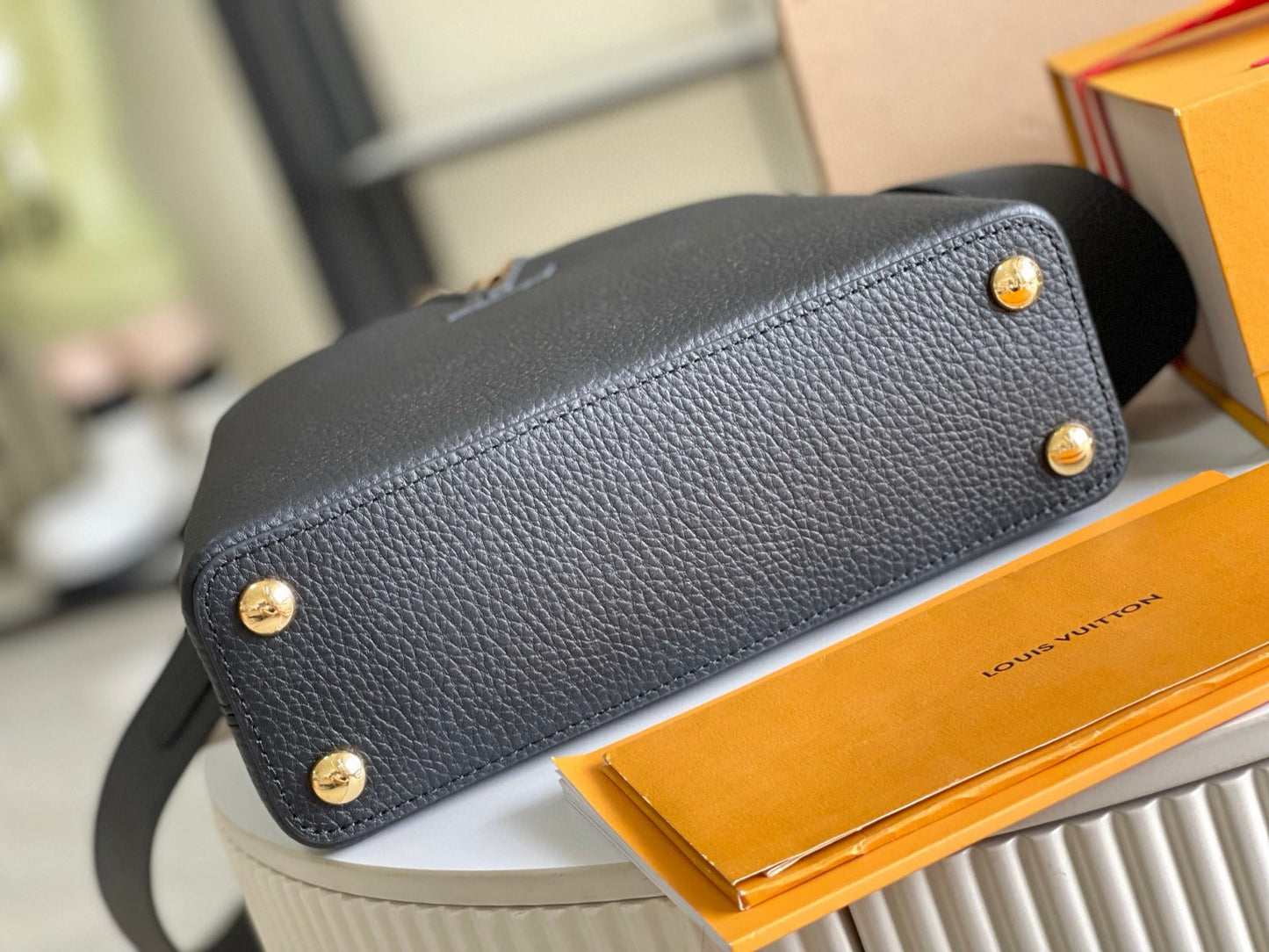 Bolsa Satchel Couro Preto com Fechamento Elegante Tamanho Pequeno